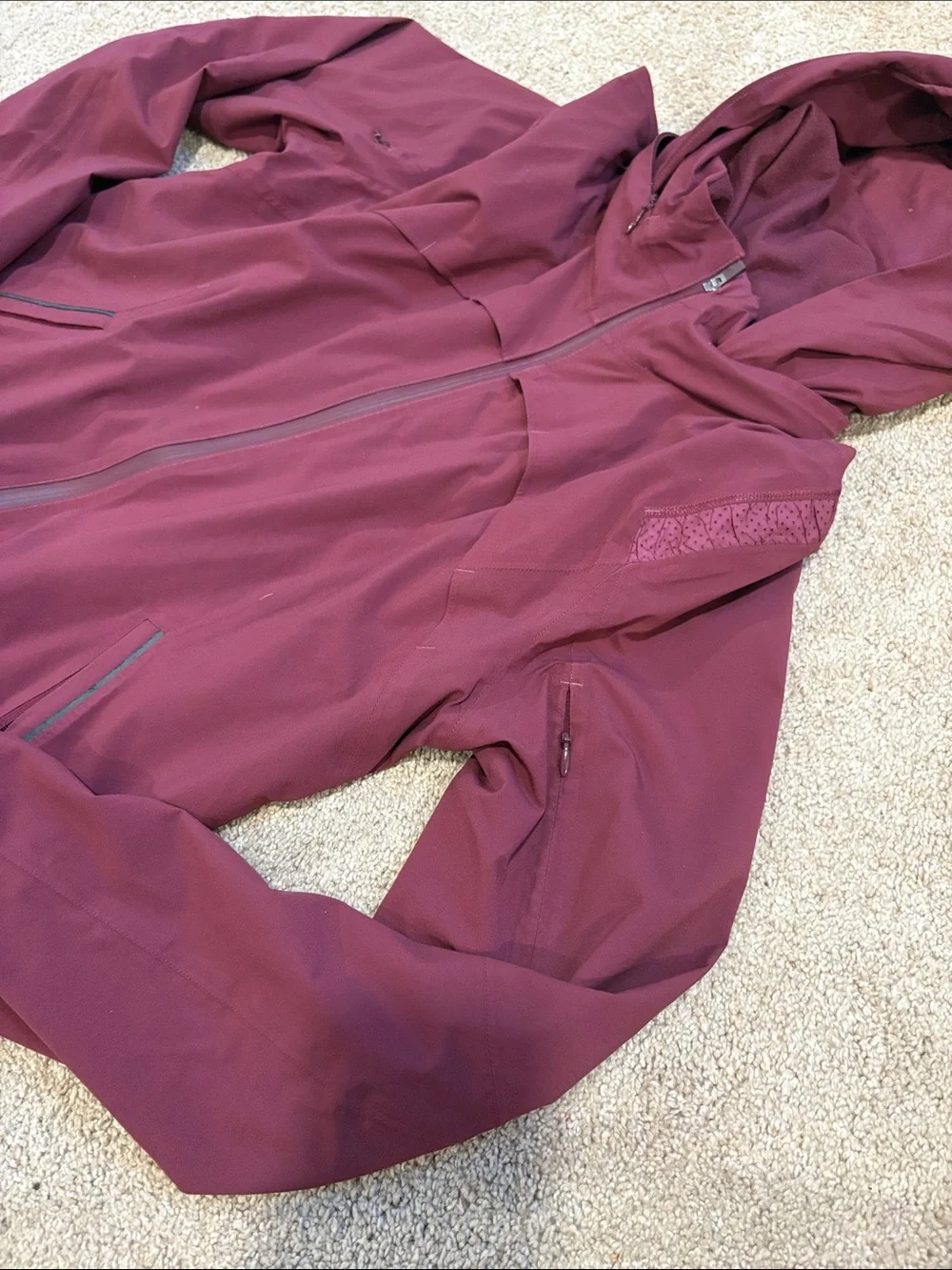 Lululemon Women’s Waterproof Rain Jacket Size 6 Burgundy Cassis Packaway Hood